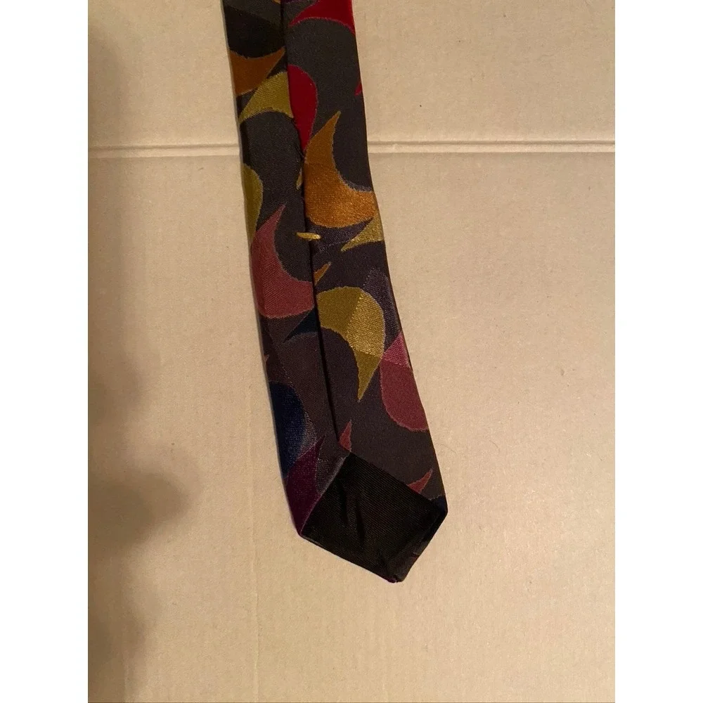 Je Suis Silk Necktie Multi-Color Geometric Crescent Wave Pattern Grey Red Gold